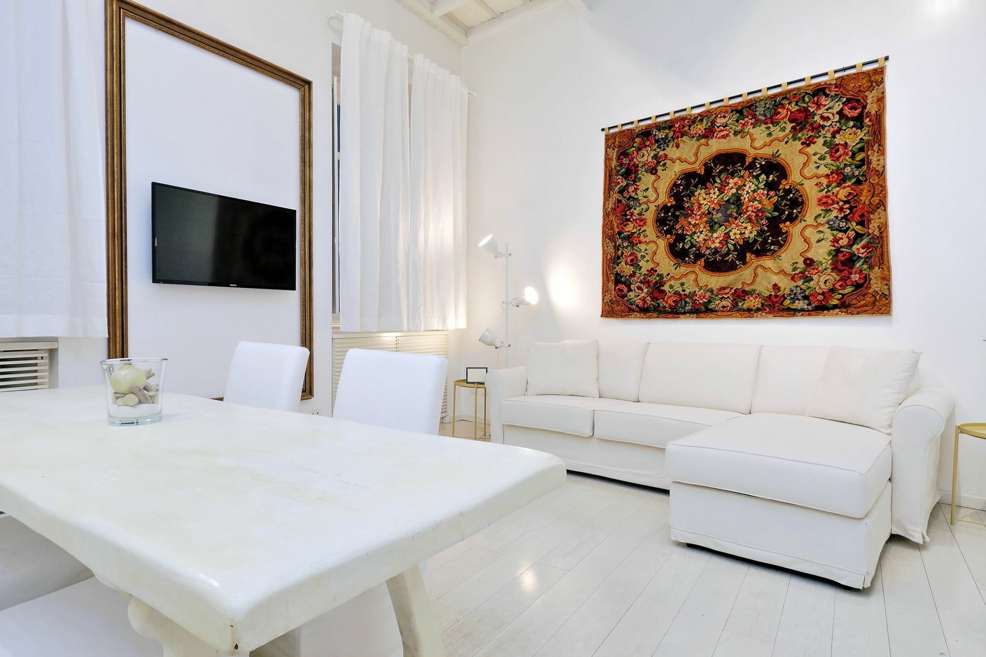 Triton Place * Roma
